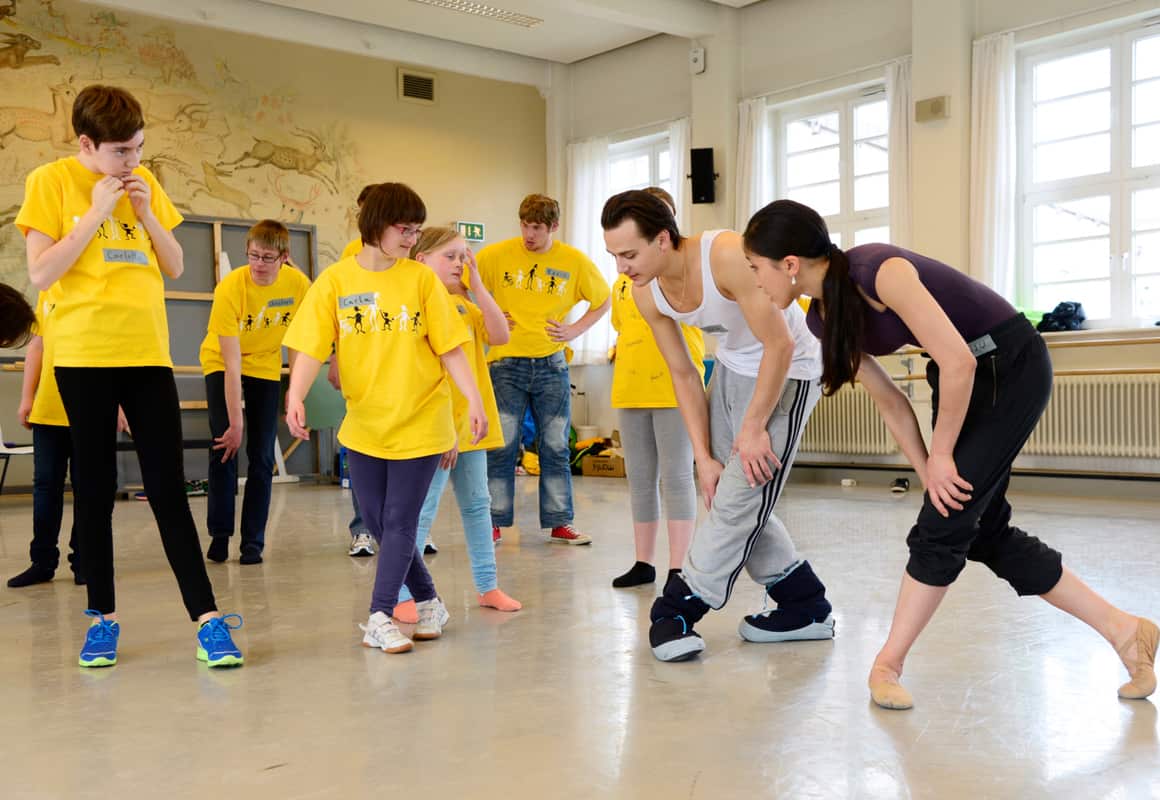 Kinder und Jugendliche von den integrativen Gruppen des TV Schiefbahn trainieren mit dem Bundesjugendballett.