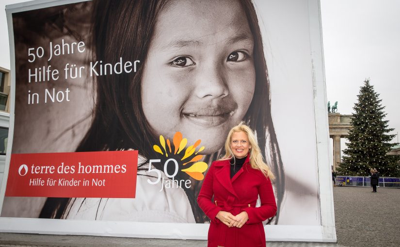 16.12.2016: TV-Moderatorin und terre des hommes-Botschafterin Barbara Schöneberger vor einem terre des hommes-Plakat in Berlin: „Ich bin seit über zehn Jahren Botschafterin von terre des hommes und habe selbst in Projekten in Indien, Thailand und Myanmar gesehen, wie Kindern geholfen wird und wieviel Gutes diese langfristige Unterstützung bewirkt.“